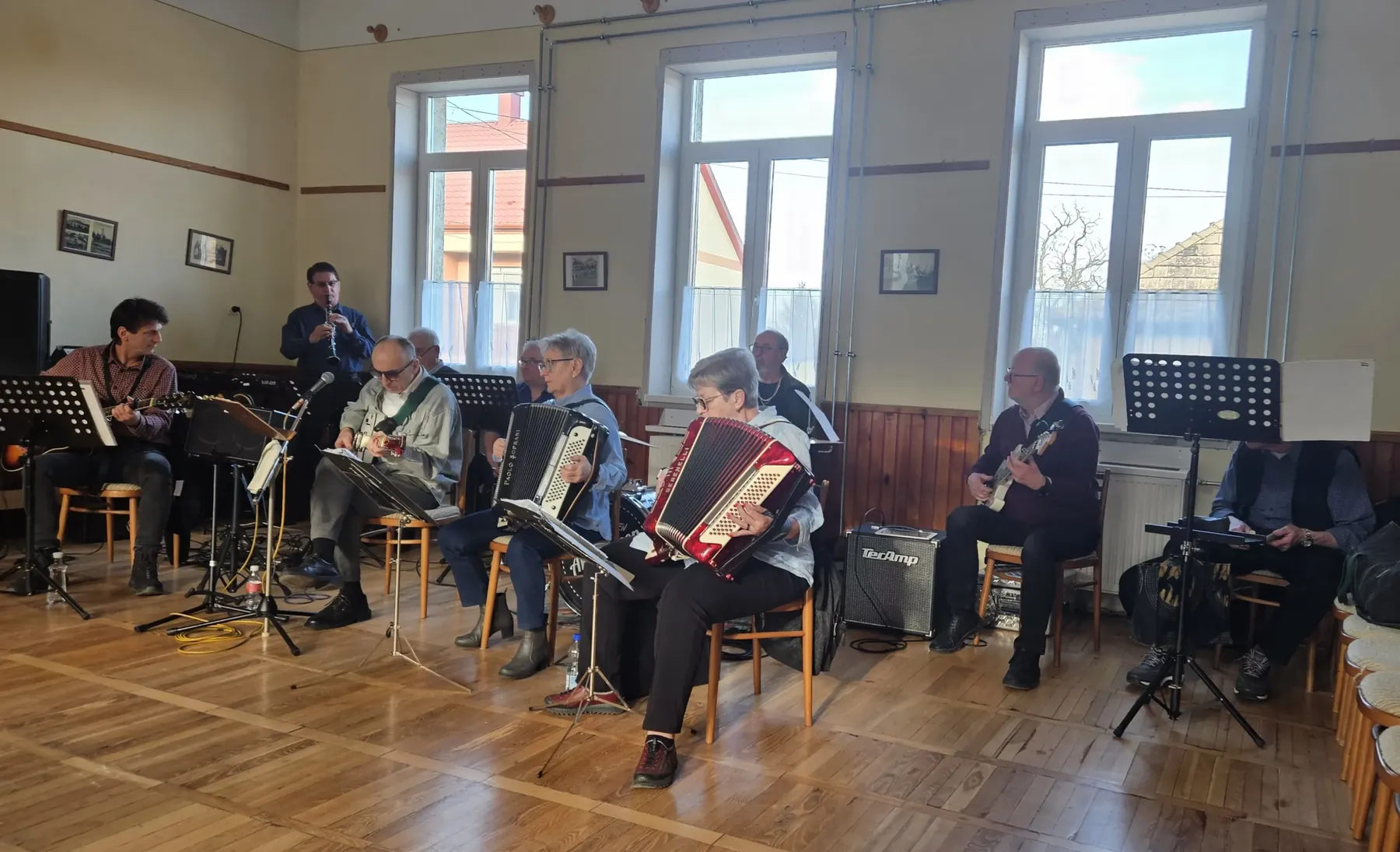 Itt a farsang, áll a bál