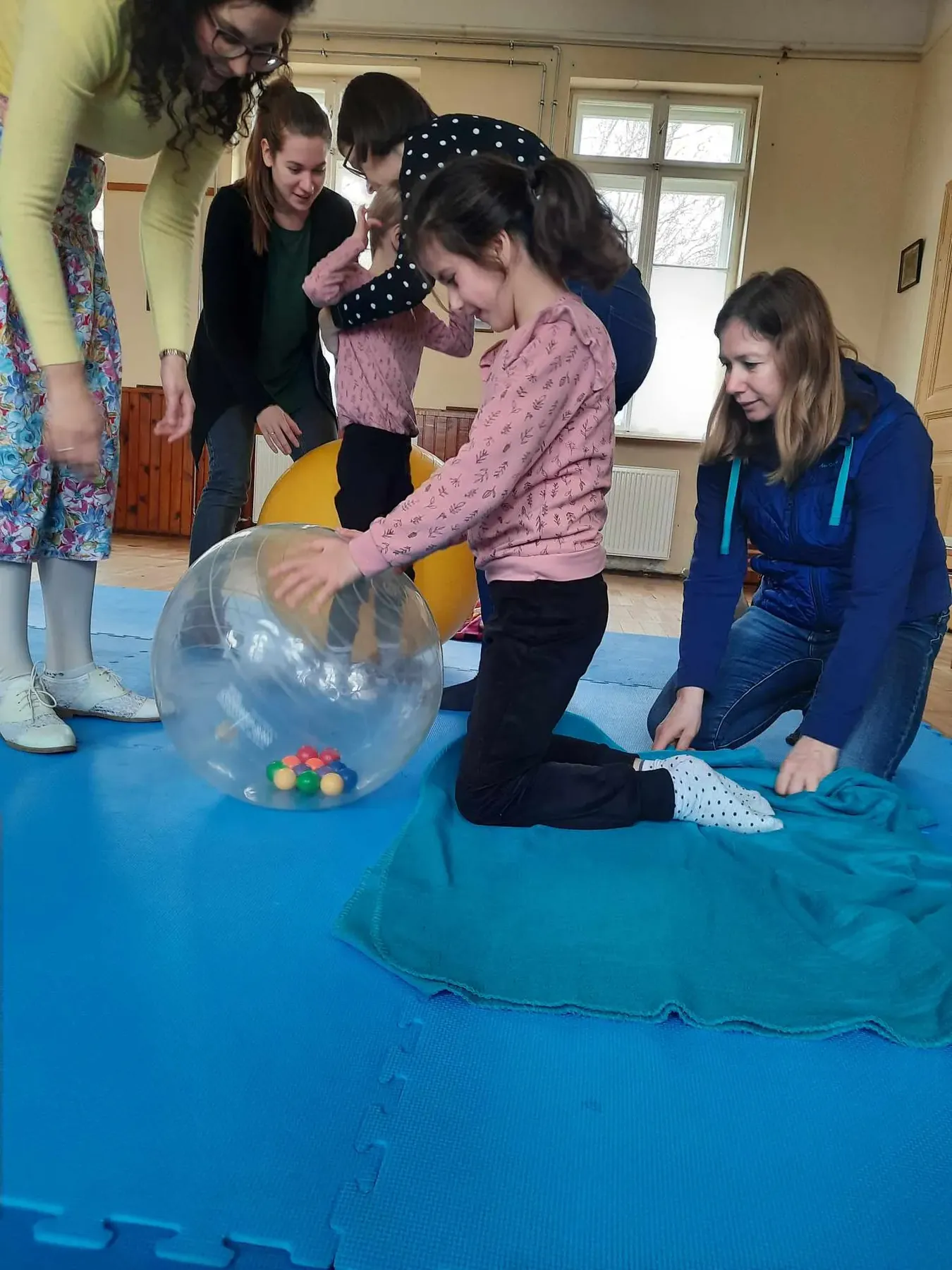 Újra Bábos Mesekuckóra gyülekeztek a kicsi kacifántosok – 5. kép