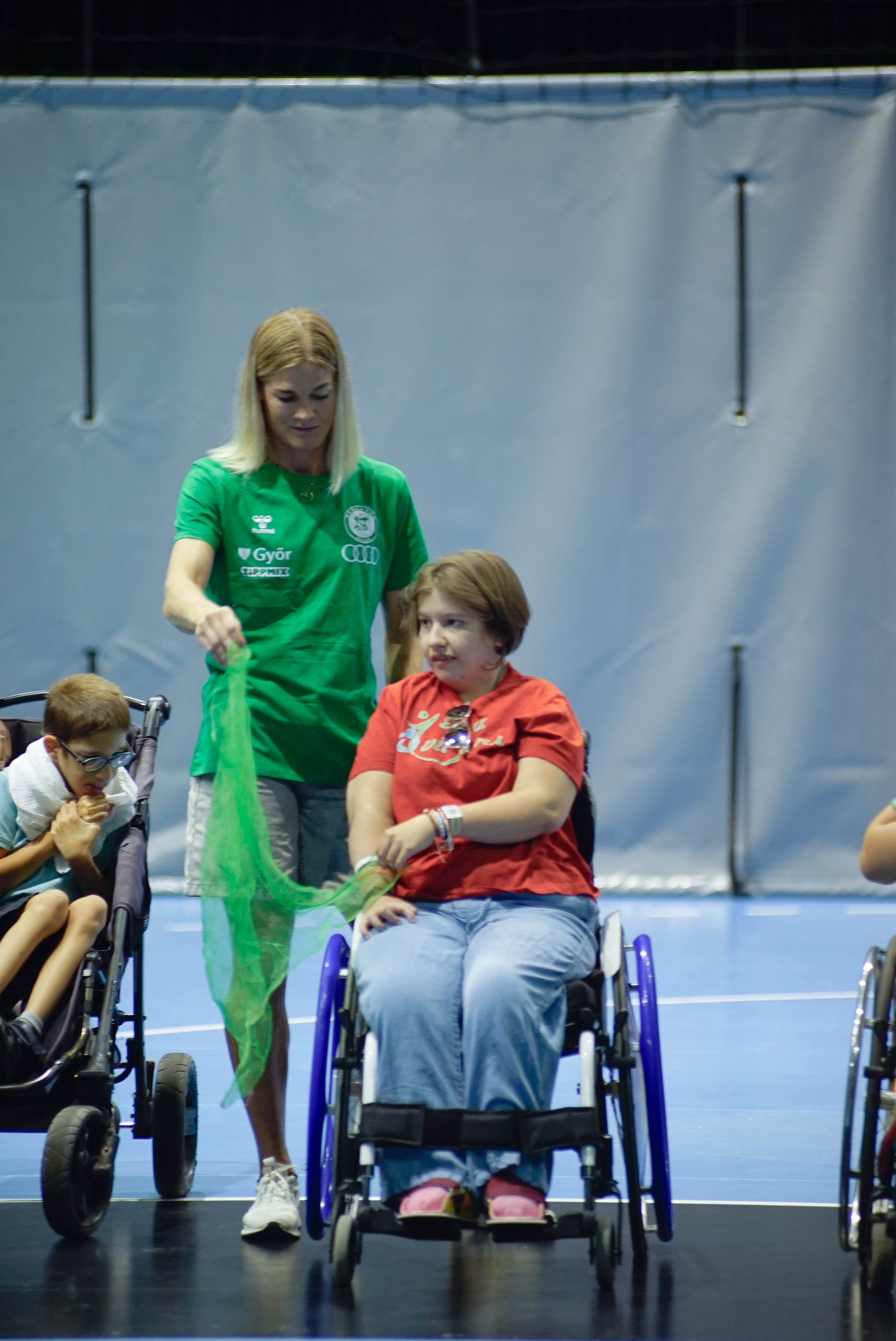 Közös mozgás zöld kendővel a DanceAbility foglalkozáson