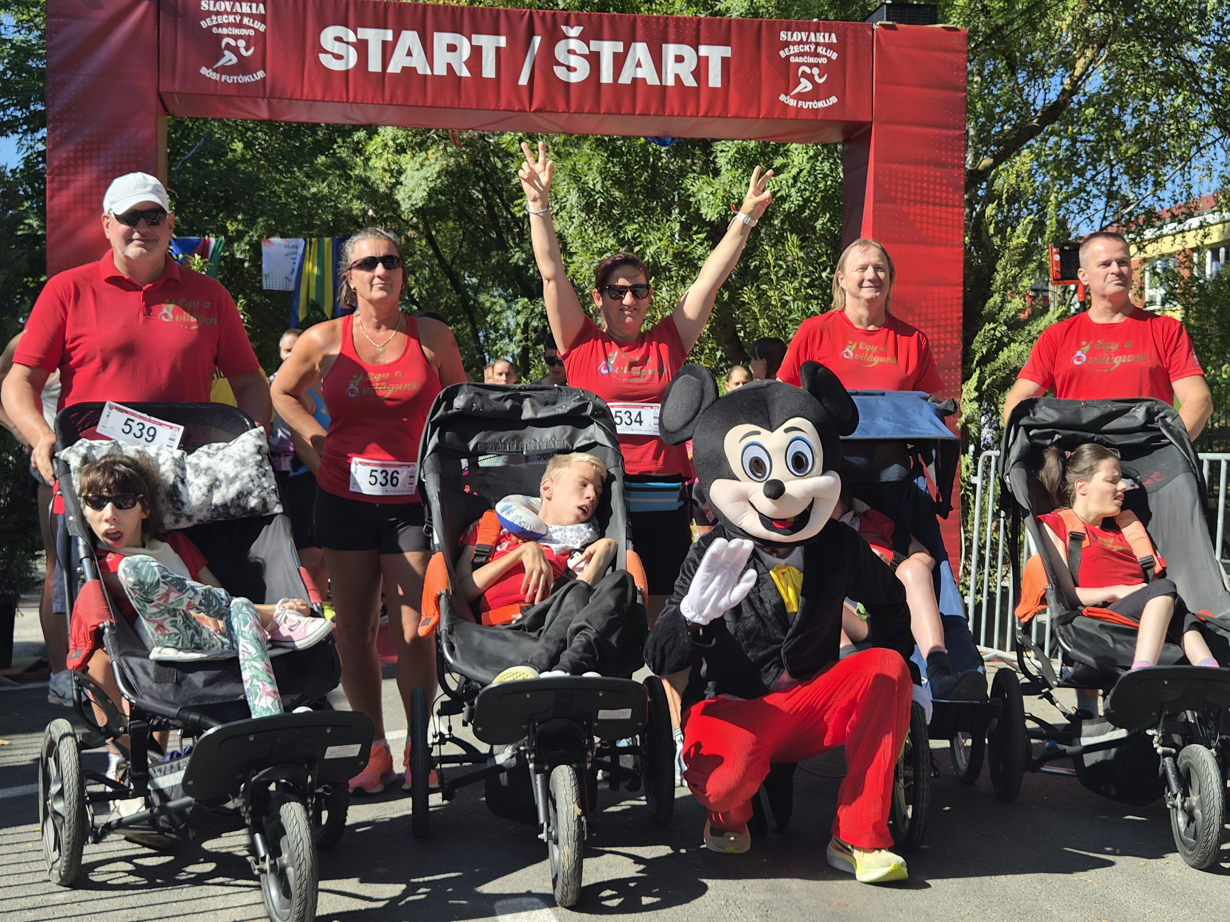 Közös csapatkép Mickey egérrel a bősi rajtkapunál