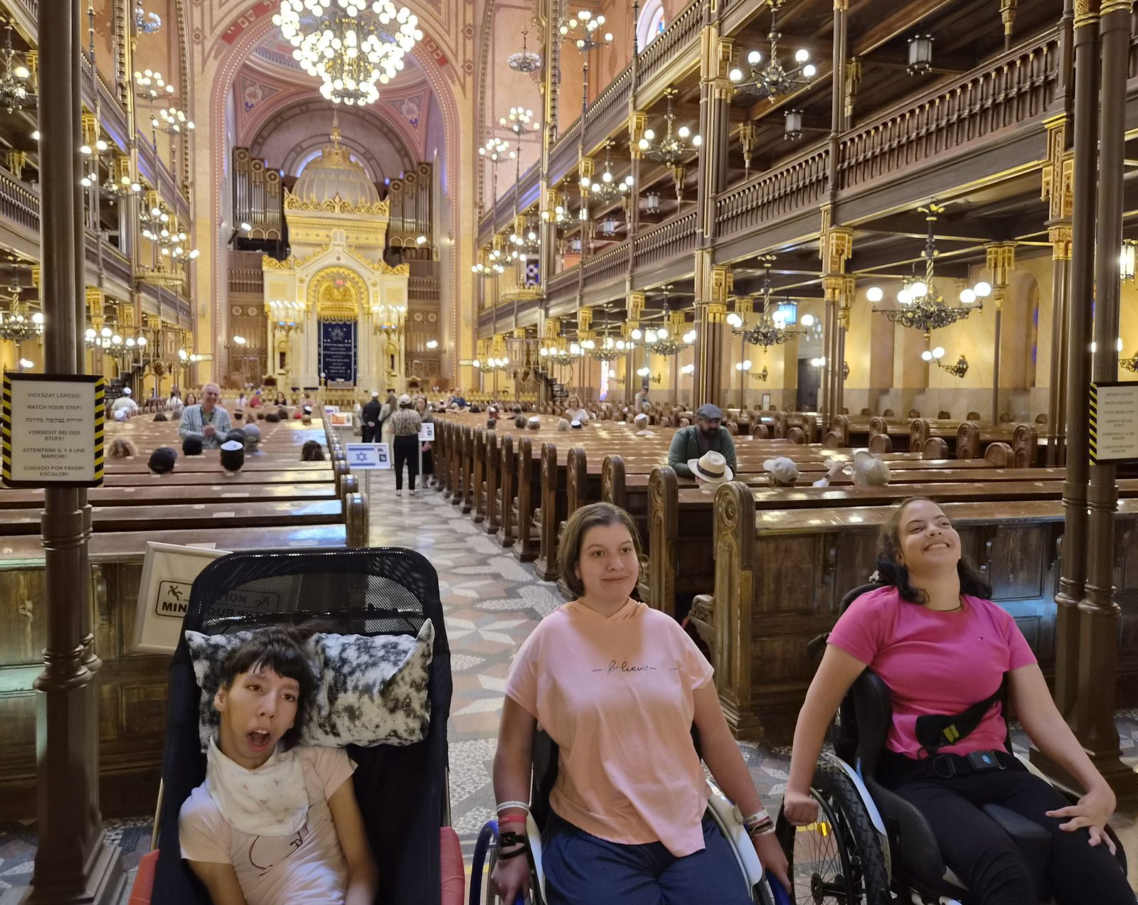 Három résztvevő a Dohány utcai Zsinagóga belső terében