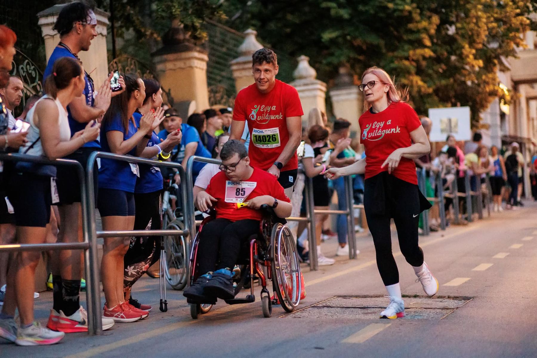 A kacifántos child and companions at the Büchl Night Run