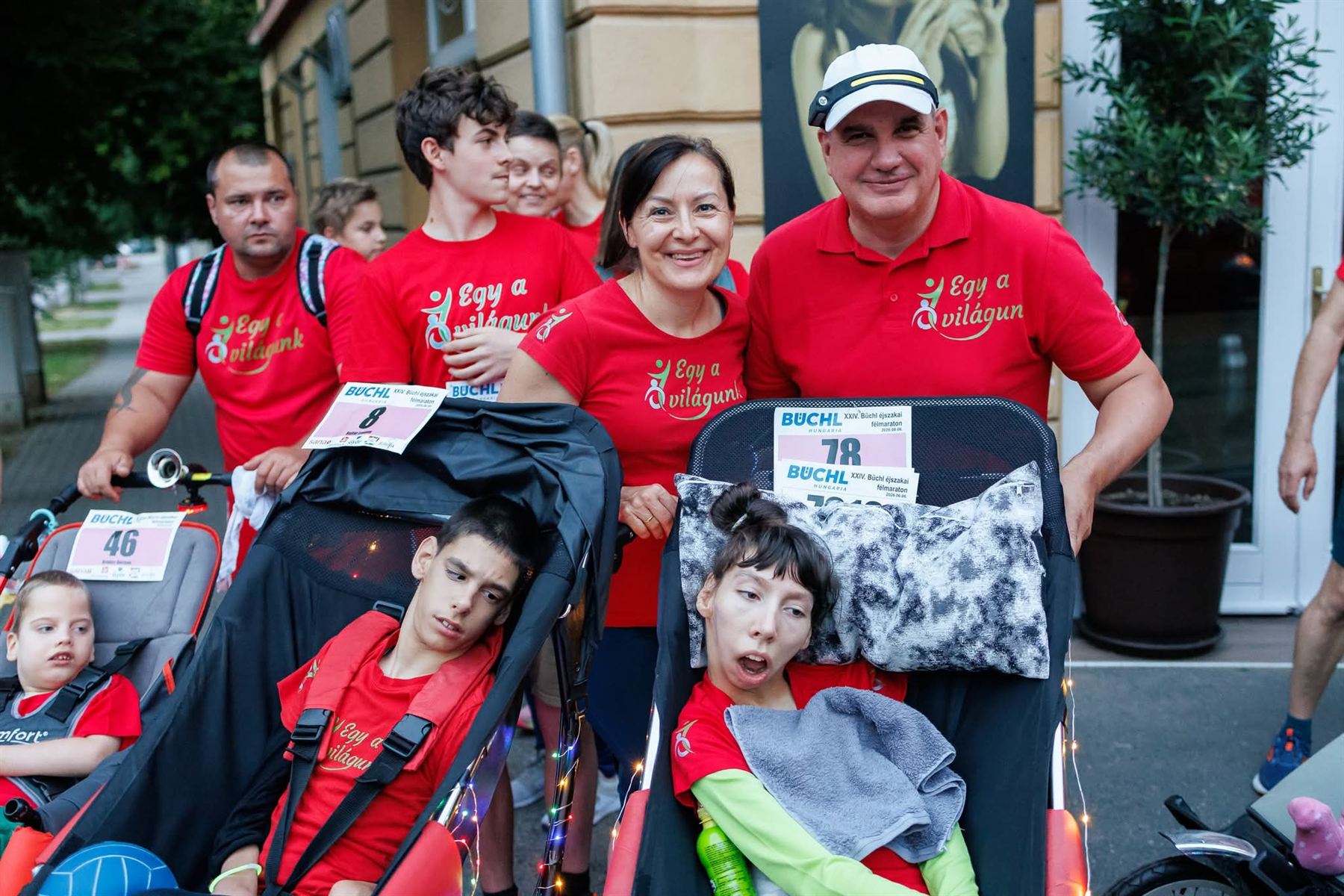 Families with decorated running chairs before the start