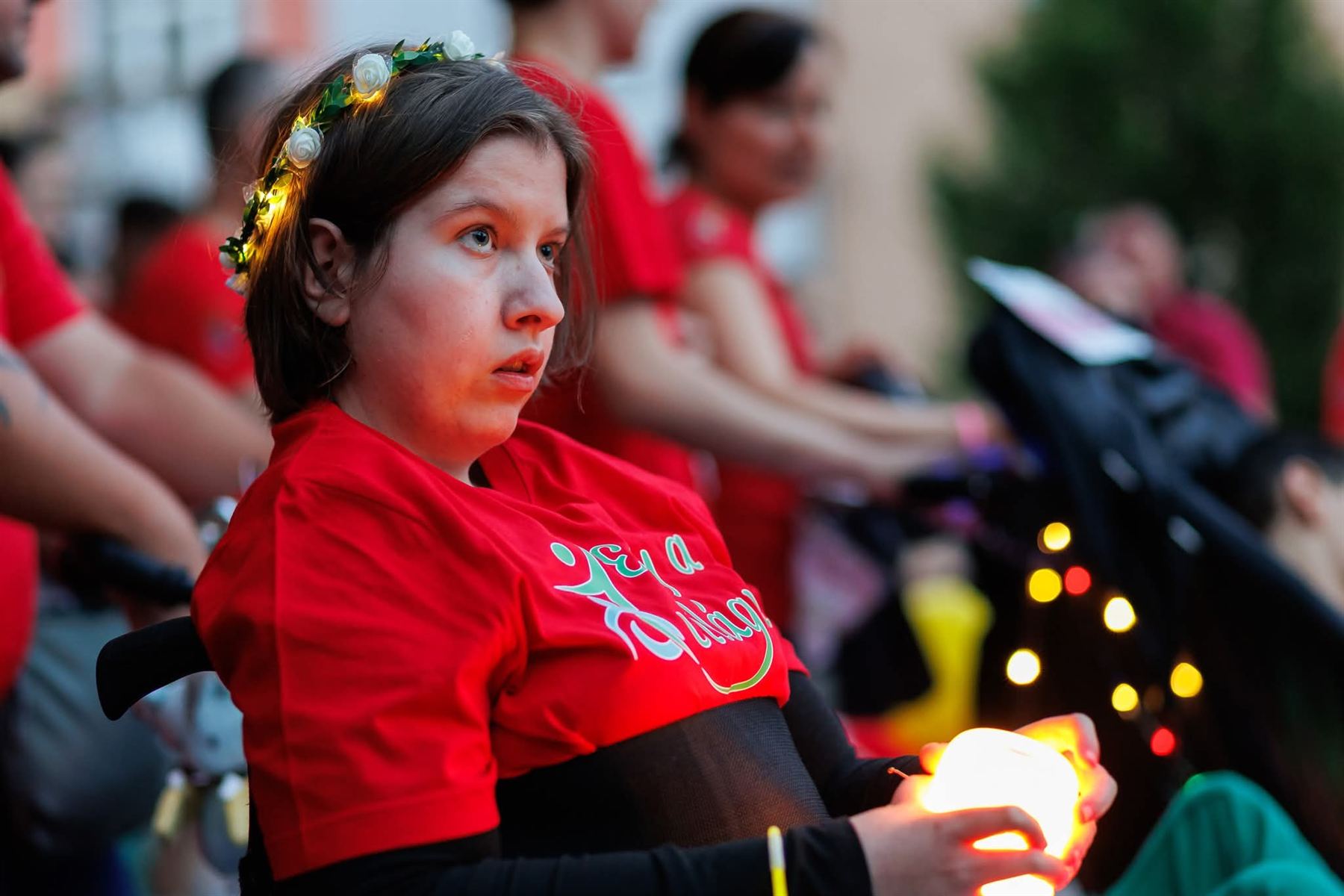 A kacifántos participant surrounded by lights in the Győr night