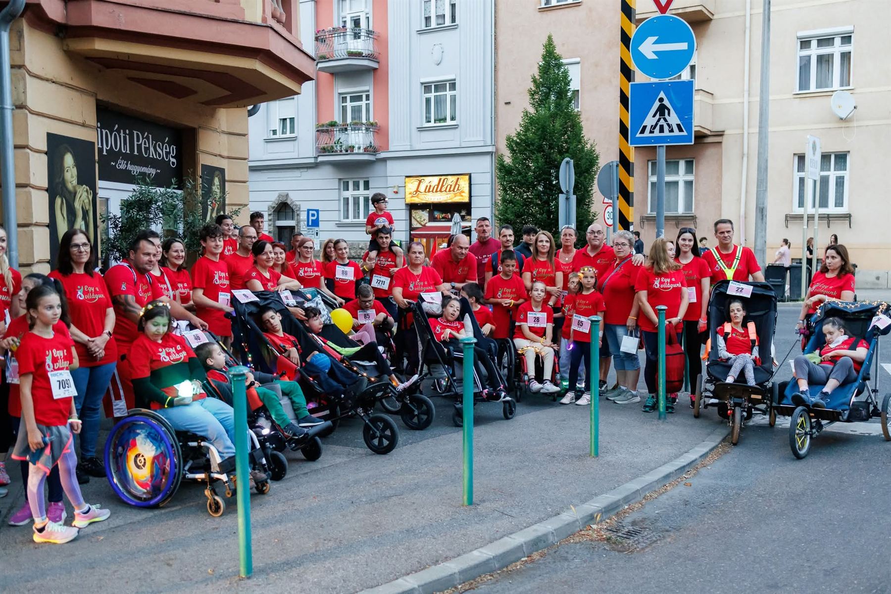 Group photo of participants at the Büchl Night Run