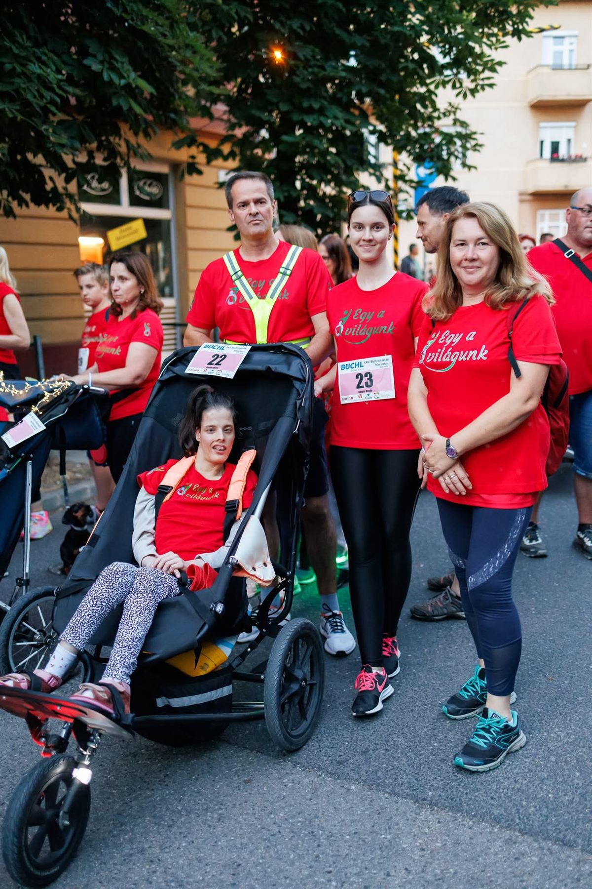 A kacifántos child with family and helpers at the race
