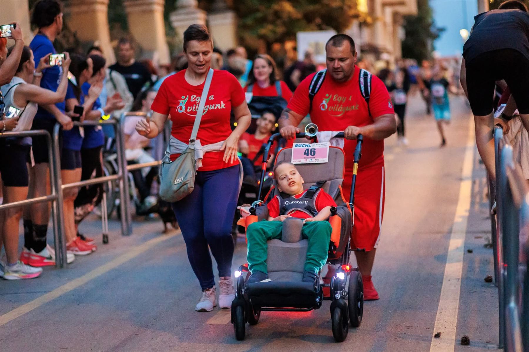 A kacifántos child in a running chair on the Győr course