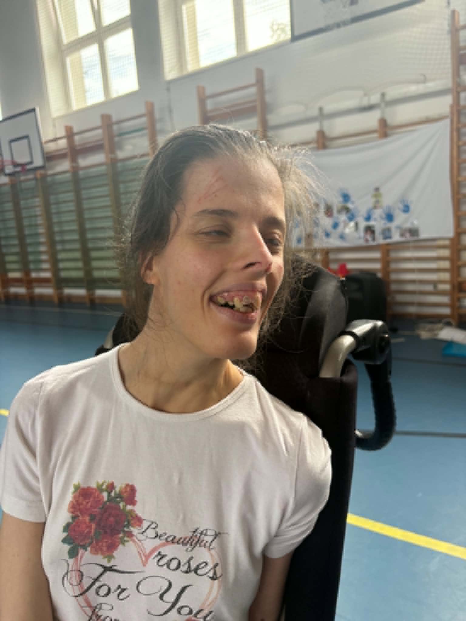 Mosolygó résztvevő a tábor sportcsarnokában