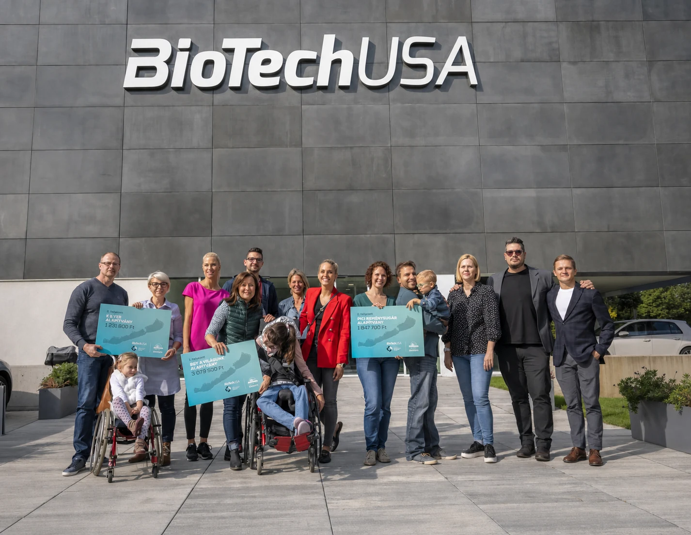A BioTechUSA Ultrabalaton Charity 2021 díjátadója az Egy a világunk Alapítvány csapatával
